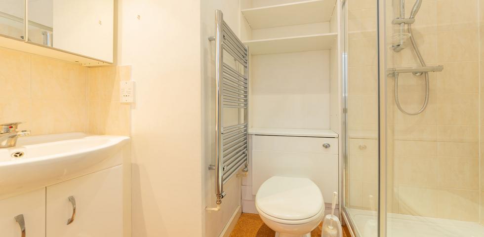 			3 Bedroom, 1 bath, 1 reception Flat			 Walm Lane, KILBURN/BRONDESBURY